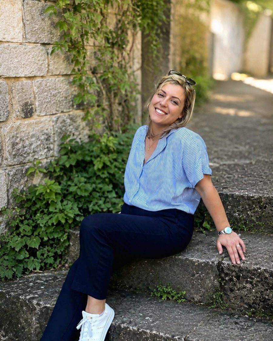 Cindy DA COSTA RUEL, fondatrice de SETIMO, assise sur des marches de granit